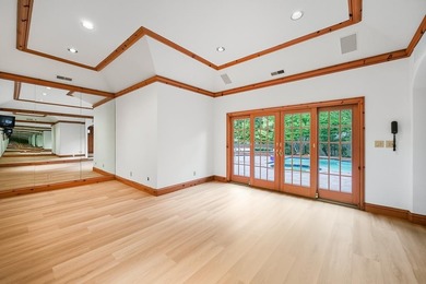 Luxury estate with elegant design. Exquisite One of a kind gated - photo 51