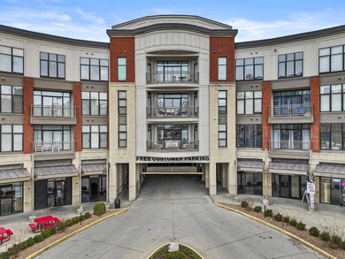 Wonderfully maintained 1 bed, 1 bath condo at Center Court