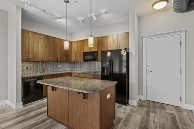 Wonderfully maintained 1 bed, 1 bath condo at Center Court