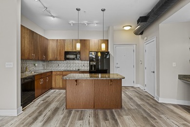 Wonderfully maintained 1 bed, 1 bath condo at Center Court