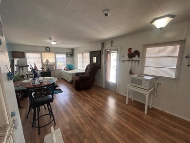 Newly renovated 2 bedroom 1 bathroom, could easily be converted - photo 8