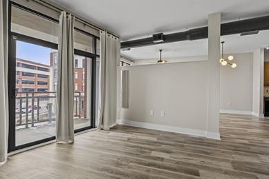 Wonderfully maintained 1 bed, 1 bath condo at Center Court