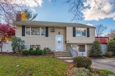 Nestled on a quiet, tree-lined cul-de-sac in Northport, this - photo 1