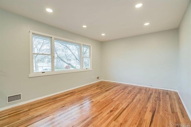 Nestled on a quiet, tree-lined cul-de-sac in Northport, this - photo 4