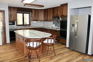 Waterfront living on Lake Guntersville! This 3BR/4BA home offers - photo 3