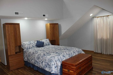 Waterfront living on Lake Guntersville! This 3BR/4BA home offers - photo 5