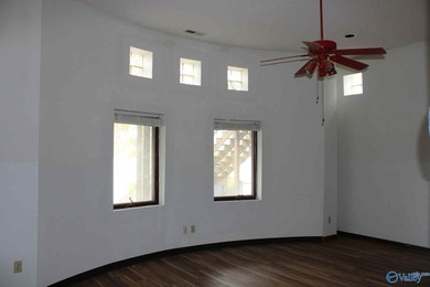 Waterfront living on Lake Guntersville! This 3BR/4BA home offers - photo 7