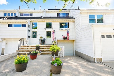 Welcome to 115 Forest Green, a beautifully maintained - photo 1