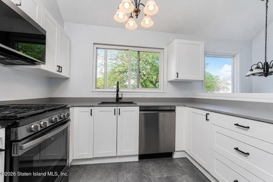 Welcome to 115 Forest Green, a beautifully maintained - photo 3