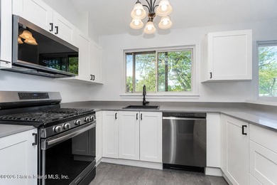 Welcome to 115 Forest Green, a beautifully maintained - photo 4