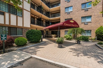 Welcome to 2 Elmwood Park Drive #516, a well-maintained and - photo 1