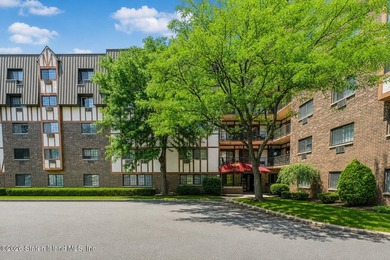 Welcome to 2 Elmwood Park Drive #516, a well-maintained and - photo 2