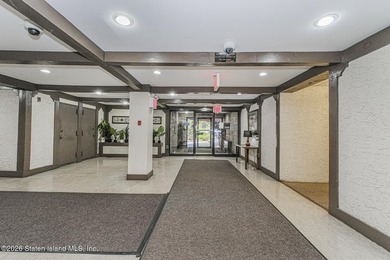 Welcome to 2 Elmwood Park Drive #516, a well-maintained and - photo 4