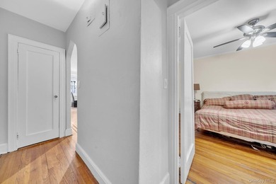 Move right into this beautifully renovated one bedroom, one bath - photo 13