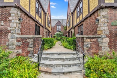 Move right into this beautifully renovated one bedroom, one bath - photo 14