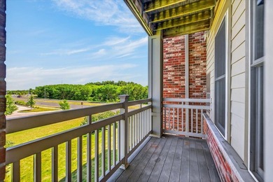 Motivated Seller. 1 Bedroom + Den. Enjoy easy, low-maintenance - photo 23