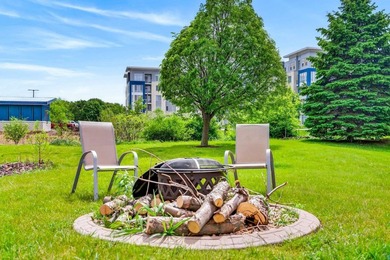 Motivated Seller. 1 Bedroom + Den. Enjoy easy, low-maintenance - photo 31