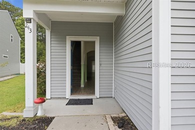 Beautifully maintained home with 3BR 2.5 BA with a great - photo 2