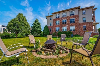 Motivated Seller. 1 Bedroom + Den. Enjoy easy, low-maintenance - photo 32