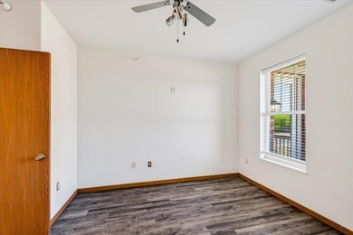 Motivated Seller. 1 Bedroom + Den. Enjoy easy, low-maintenance - photo 35