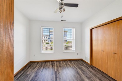 Motivated Seller. 1 Bedroom + Den. Enjoy easy, low-maintenance - photo 36