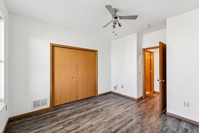 Motivated Seller. 1 Bedroom + Den. Enjoy easy, low-maintenance - photo 38