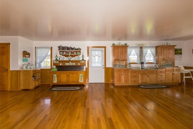 Welcome to a rare and remarkable property that combines country - photo 9