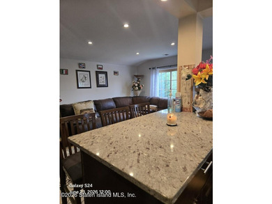 Superb Annadale location near train, buses, shops and - photo 7