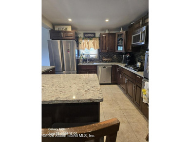 Superb Annadale location near train, buses, shops and - photo 8