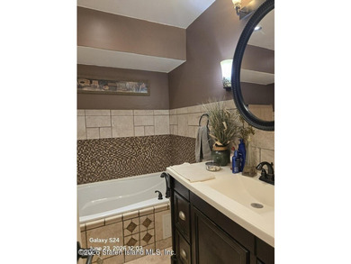 Superb Annadale location near train, buses, shops and - photo 9