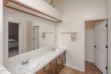 Beautifully maintained single-owner home offering 3 bedrooms, 2 - photo 28