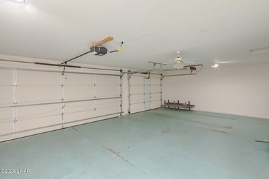 Beautifully maintained single-owner home offering 3 bedrooms, 2 - photo 38