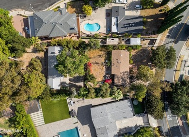 Unlock the possibilities with this rare duplex-zoned property in - photo 2