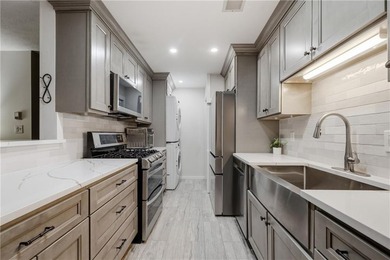 Beautiful, top-level 2bed/2bath turn-key condo in the hidden gem - photo 2