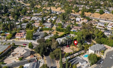 Unlock the possibilities with this rare duplex-zoned property in - photo 4