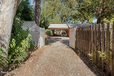 Unlock the possibilities with this rare duplex-zoned property in - photo 7
