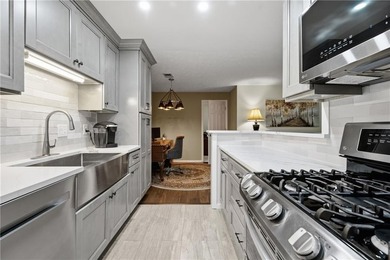 Beautiful, top-level 2bed/2bath turn-key condo in the hidden gem - photo 9