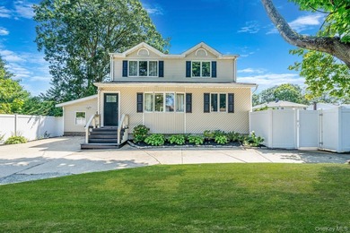 Beautiful West Islip Colonial on a huge double lot with - photo 2