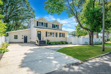 Beautiful West Islip Colonial on a huge double lot with - photo 3
