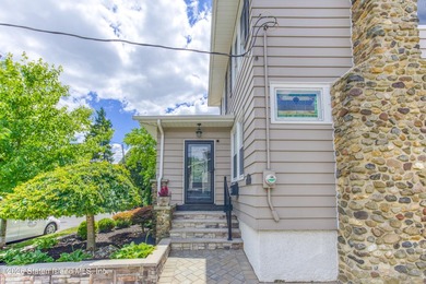 Welcome to 26 Dakota Pl, a single family detached colonial in - photo 3