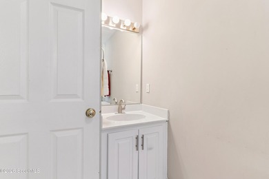 Welcome home to this inviting single-level cottage tucked away - photo 20