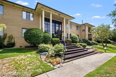 (private lake, pond, creek) Condo Active Under Contract in Farmington Hills Michigan