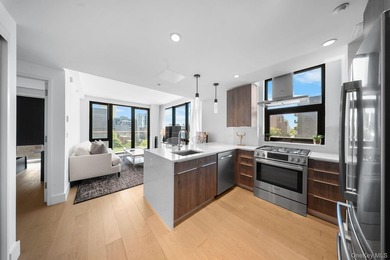Welcome to sophisticated living at The Bond in the heart of Long - photo 1