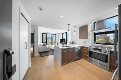 Welcome to sophisticated living at The Bond in the heart of Long - photo 2