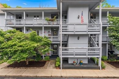Wake up to lake views and enjoy carefree living in this - photo 1