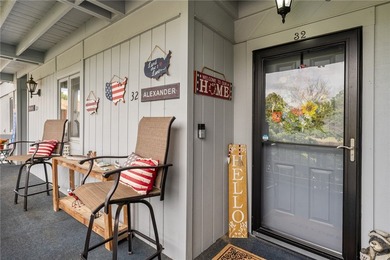 Wake up to lake views and enjoy carefree living in this - photo 2