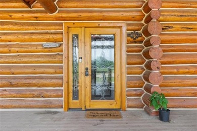 This meticulous, custom log home is high quality in design - photo 3