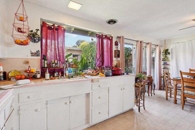 Welcome to 437 Court Ave, a charming Mid-Century Modern hillside - photo 6