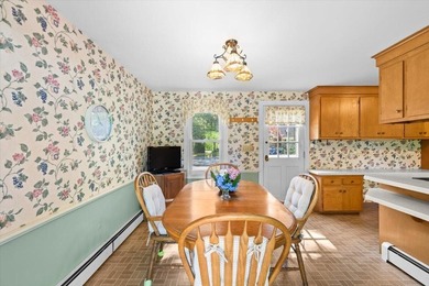 Lovingly cared for by one family since it was built, this - photo 4
