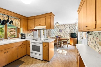 Lovingly cared for by one family since it was built, this - photo 6